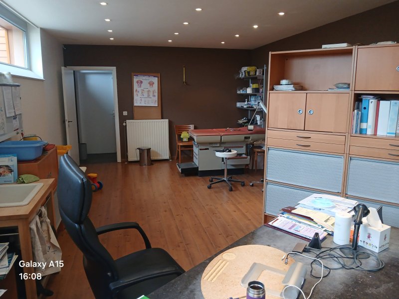 Cabinet médical lumineux avec bureau et table d’examen