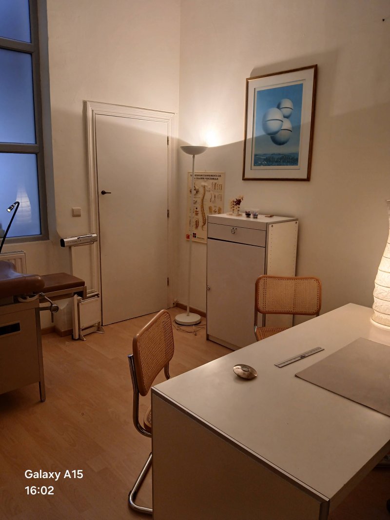 Cabinet équipé pour médecine générale avec table d’examen blanche