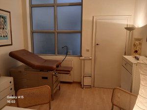 Cabinet équipé pour médecine générale avec table d’examen
