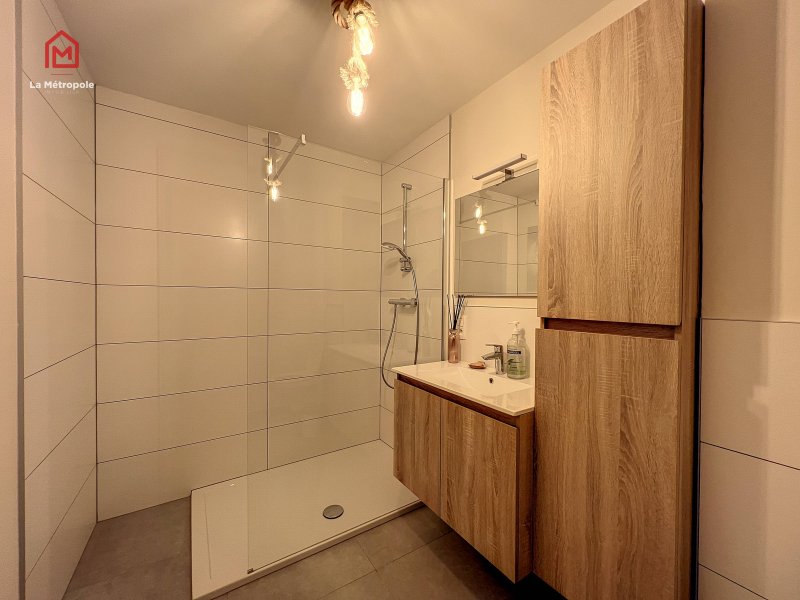 Salle de douche avec WC