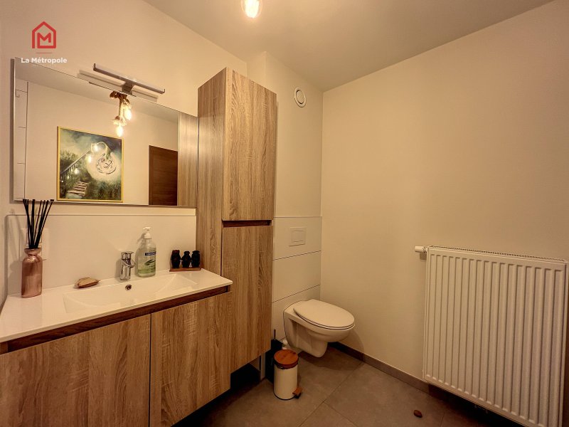 Salle de douche avec WC